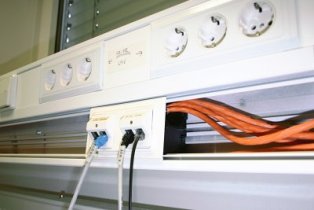 Пластиковый кабель-канал в оффисе